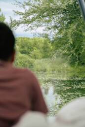 Personne regardant un étang